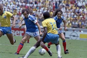 7777127272_michel-platini-le-21-juin-1986-lors-de-la-victoire-des-bleus-face-au-bresil-au.jpg