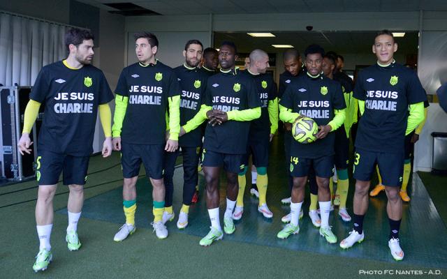 Tee-shirt JE SUIS CHARLIE port__ avant match NANTES-METZ.jpg