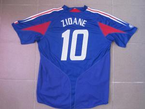 ZIDANE Zinedine port__ EDF 20-05-2004 lors France-Br__sil Arri__re.JPG