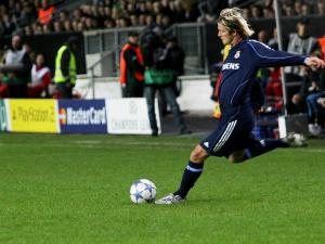 david-beckham-real-madrid-free-kick.jpg