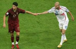 561x360_cristiano-ronaldo-zinedine-zidane-demi-finale-coupe-monde-2006-allemagne.jpg