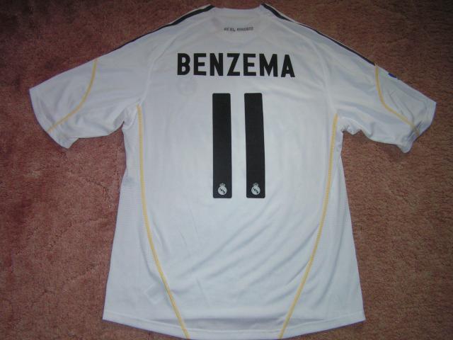 BENZEMA Karim 2009-2010 maillot port__ le 10-04-10 face au Bar__a  Arri__re.JPG